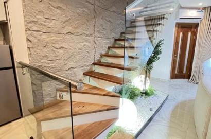 Brand New Luxury 2 Bedroom Penthouse Maisonette (Shortlet)